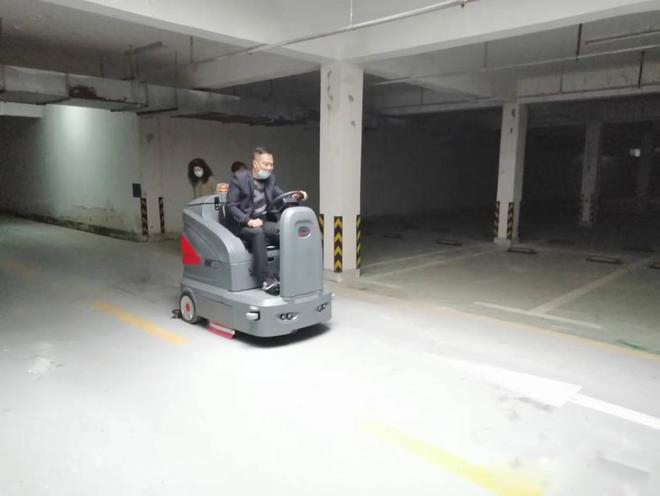江津小区物业保洁不用人力改用驾驶式洗地机了